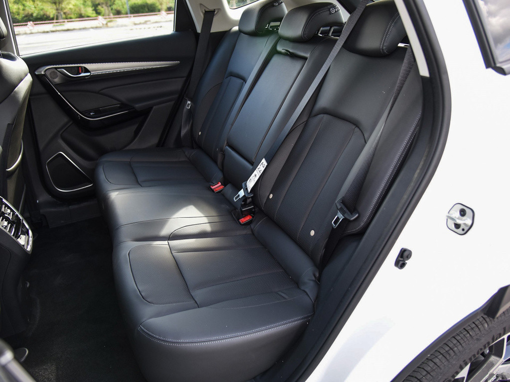 『风神AX7』国产SUV王者，沃德十佳引擎配爱信6AT，车长4645mm，8.98万起售