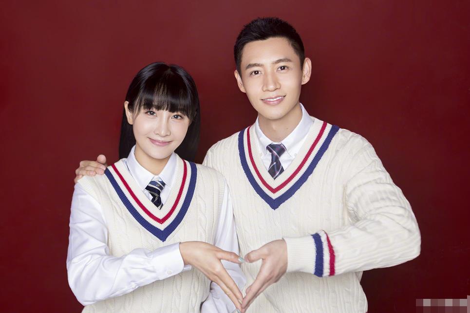 魏晨@魏晨520晒结婚照宣布喜讯却引网友爆笑调侃: 起了个大早去排队吧