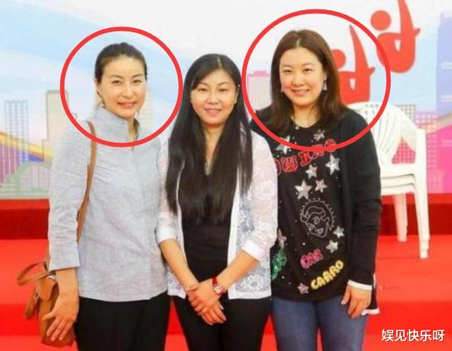 「郭晶晶」伏明霞郭晶晶罕见同框：3岁之隔差距太大，一细节透露出谁更幸福
