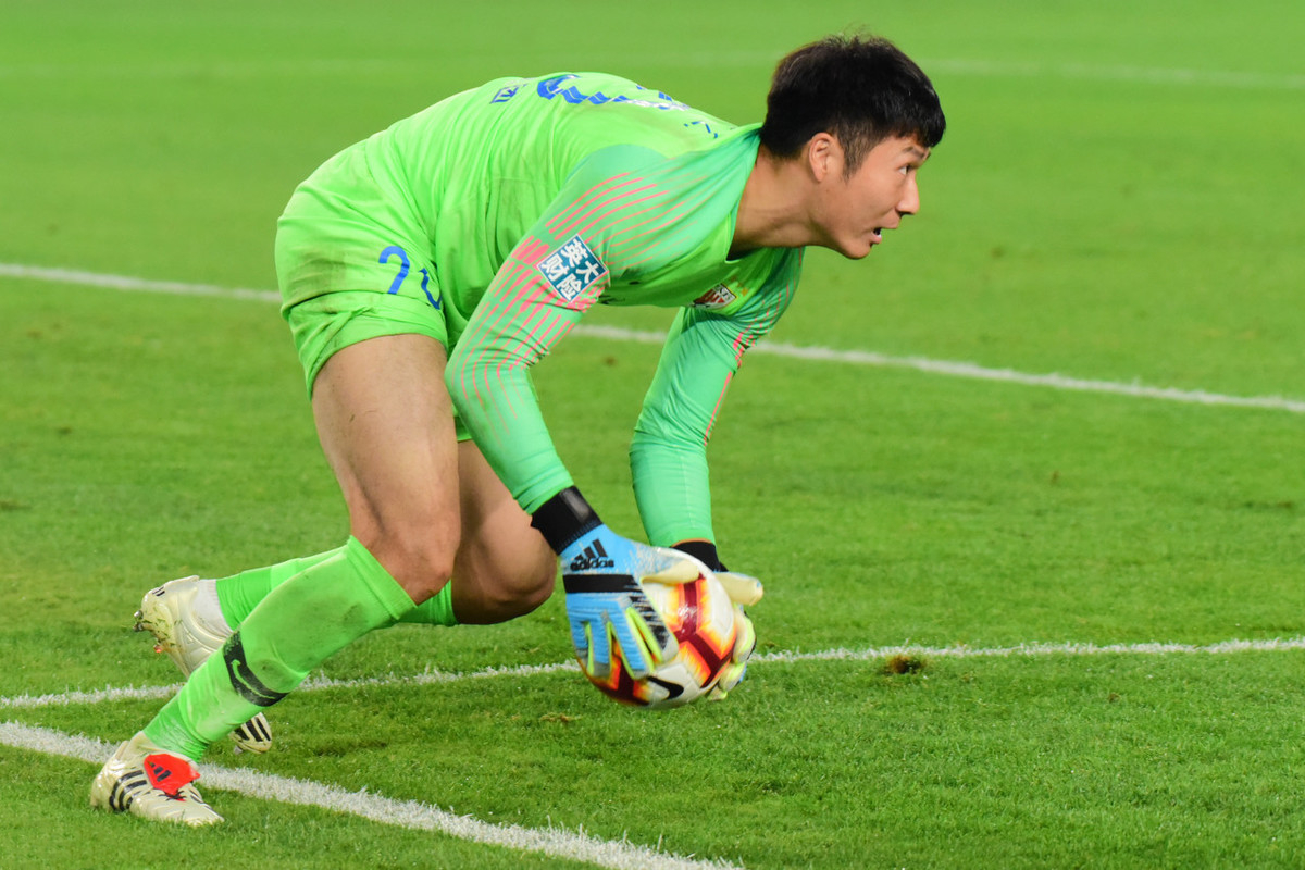 『山东鲁能』鲁能王牌合同仅剩12天,李霄鹏加速续约新队长,中超多队虎视眈眈