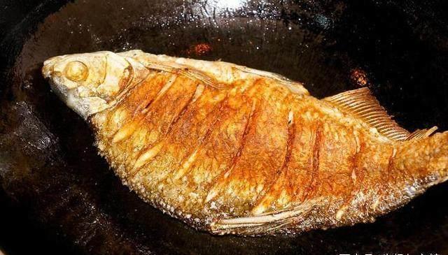 不粘锅|煎鱼万万不可直接下油锅！记住3点，保证煎好的鱼不破皮也不粘锅