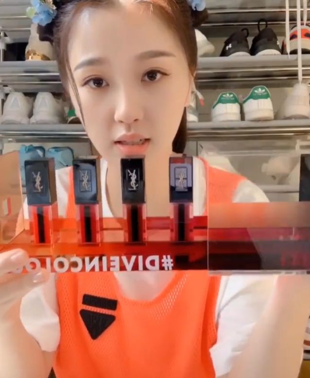 虞书欣▲虞书欣房间内试色口红，却被她身后“鞋柜”抢镜，不愧为豪门公主