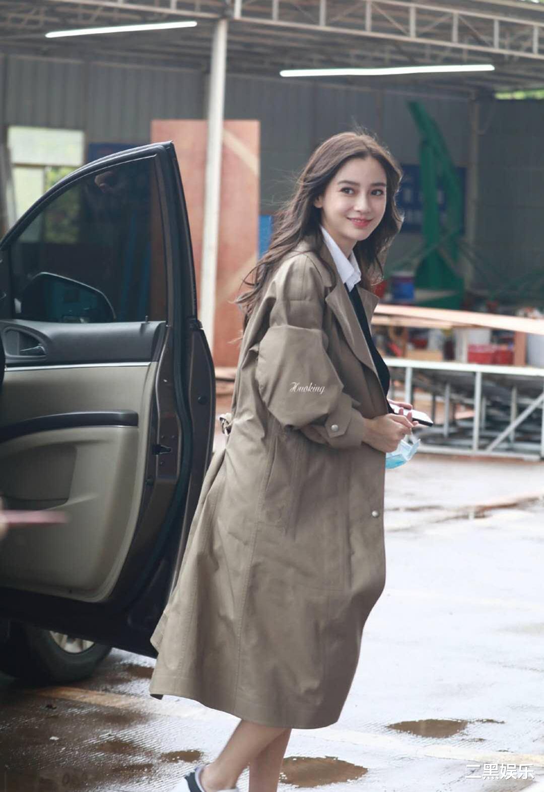 【Angelababy】baby杨颖复工就引争议，网友调侃：不戴口罩不说，腿不冷吗？