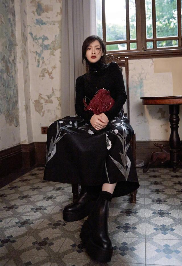 羽绒服|“万能黑”才是最难驾驭的颜色，想要穿得高级，7个小妙招要学会