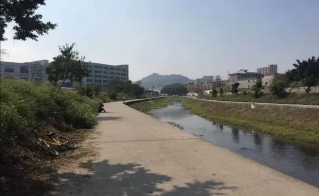 长江|深圳污染企业搬走了：河水变得更加清澈了，成为了人们休闲垂钓的好地方