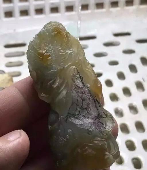 冰种翡翠▲开窗就是冰种翡翠的大马坎,雕刻出更是带飘花的降龙观音不香吗!