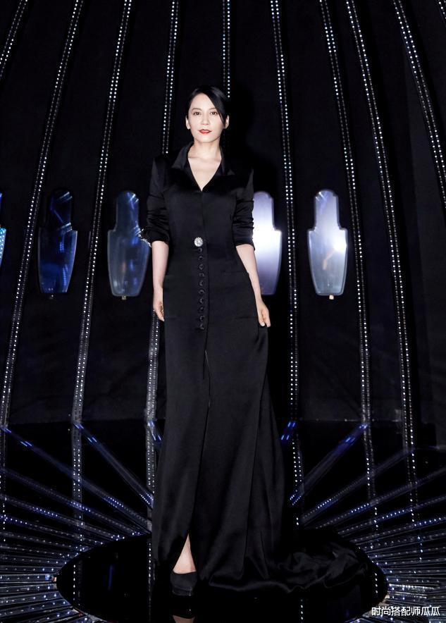 十二星座|女人过了五四十岁,少穿T恤配短裤吧!学学俞飞鸿这样穿,真优雅