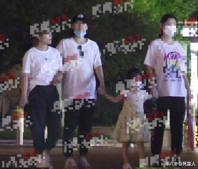 章子怡|章子怡怀三胎？小腹微隆扶腰走路，半年前刚为汪峰高龄产子