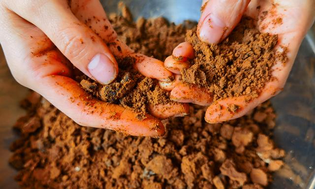 『玉米』腌咸鸭蛋，只加盐就错了，多加这2样，个个起沙流油，半月就能吃