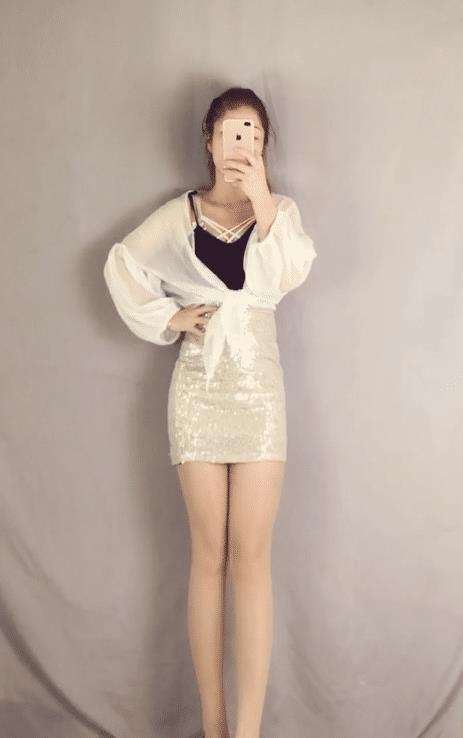 紧身裙美女自拍都爱穿上高跟鞋，是可以显得身材好看吗？！魅惑十足