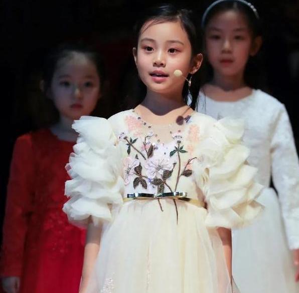 『贾云馨』本以为长大的奥莉够美了，看到甜馨近照，才明白何为\整容式\长大