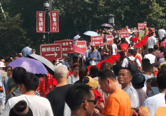 |假期第二日，杭州西湖“人流”很壮观