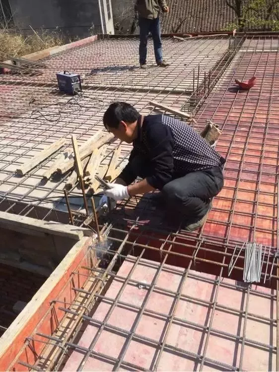 「」实拍丨外地农民工回乡盖自建房，三层主体不到40万全搞定