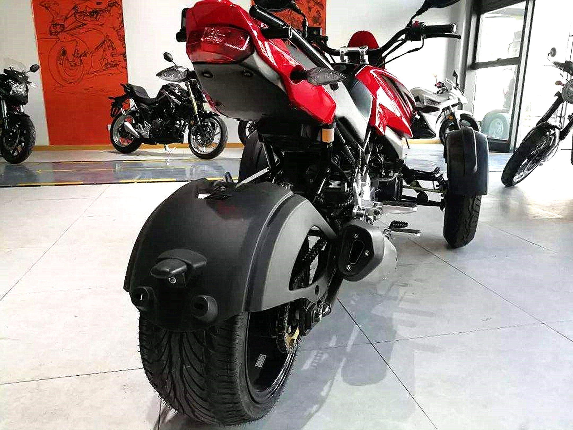 吉利|吉利打造倒三轮摩托!仅售1.48万,油箱15L,外观不输庞巴迪