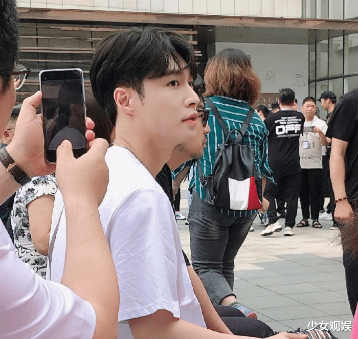 张艺兴▲张艺兴亮相新剧开机现场，路人原相机抓拍，这生图状态哪像28岁？