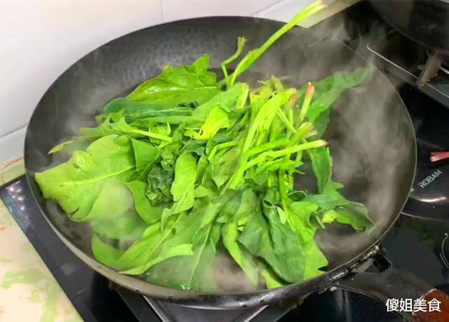 「春季养生这样做」春天,碰到此菜别手软,一次性买20斤,放冰箱冻起来,特省事