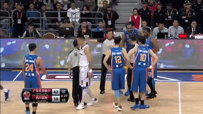 朱芳雨|球员时期，为何易建联和人发生冲突时，朱芳雨总会出现在身边？