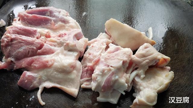 【烧烤】酱焖猪脚的做法，鲜香美味又下饭，味道很棒的一道家常菜