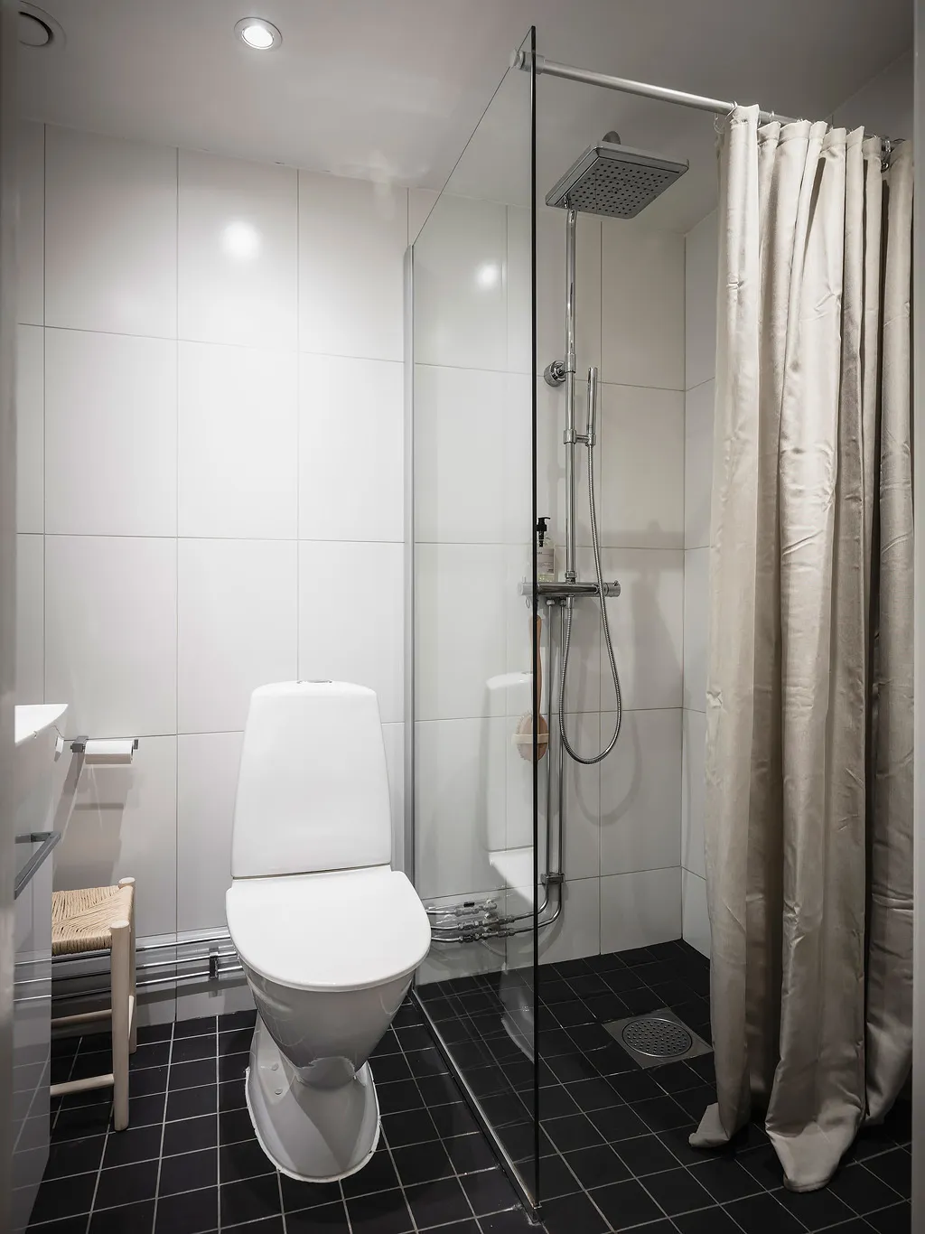 []公寓家具：49㎡小公寓卧室全刷黑，还有令人羡慕的阳台和衣帽间！