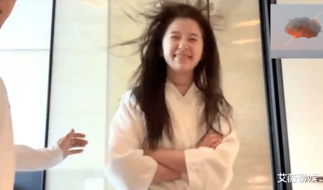 「虞书欣」虞书欣素颜做发型,不料却被男发型师抢镜,光看侧脸就觉得是男神