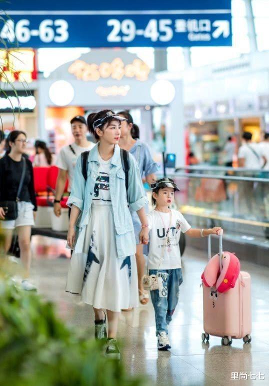 黄奕■黄奕带女儿走机场,女儿被香奈儿打扮亮眼,还和妈妈涂一样的红唇