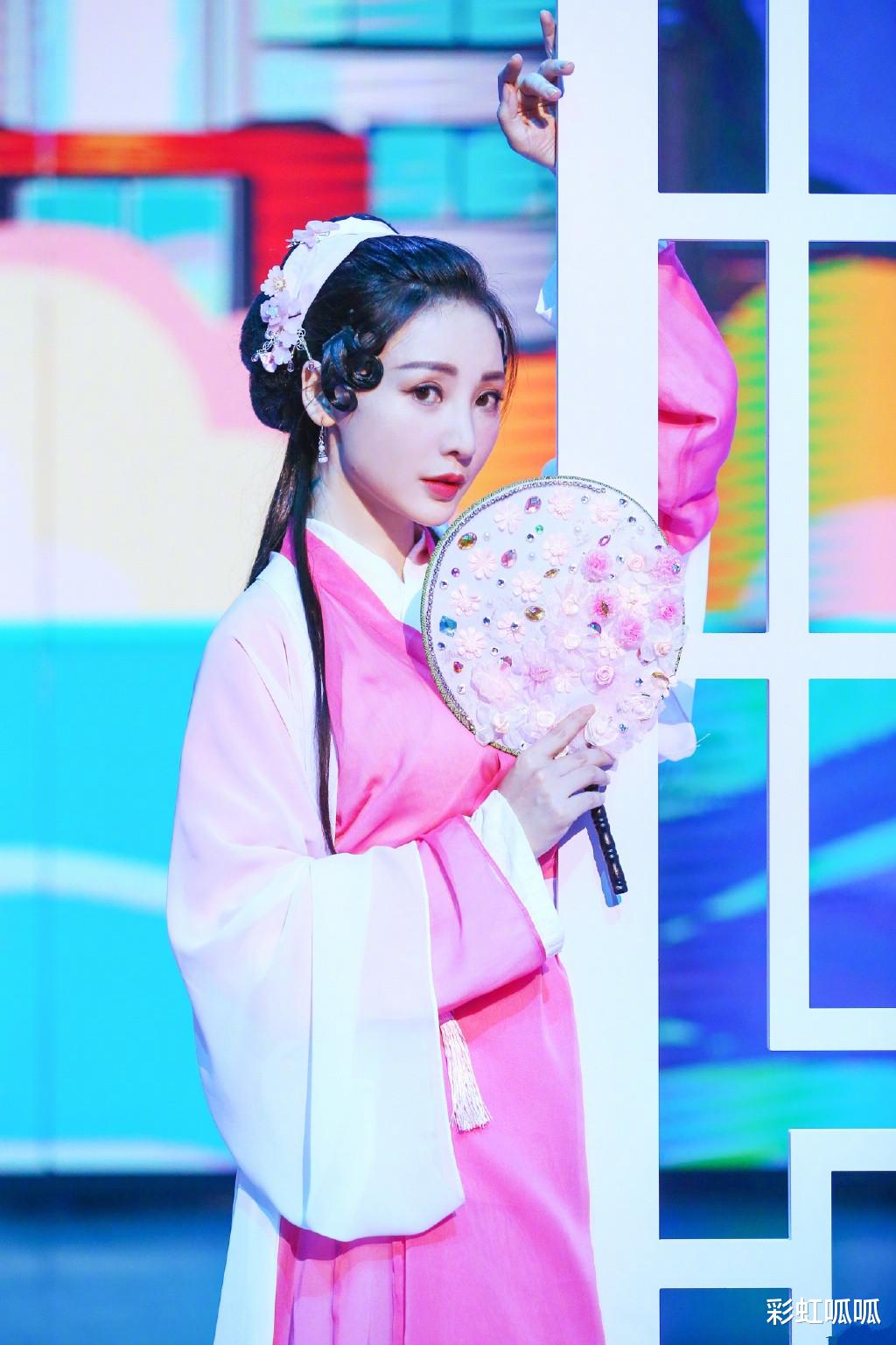 【杨千嬅】关晓彤遇到对手了！同是穿古装服，身材被柳岩吊打