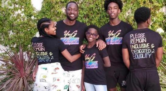 「德维恩·韦德」韦德携变性儿子露面，扎雅一头粉发抢眼，网友：比EJ酱美多了