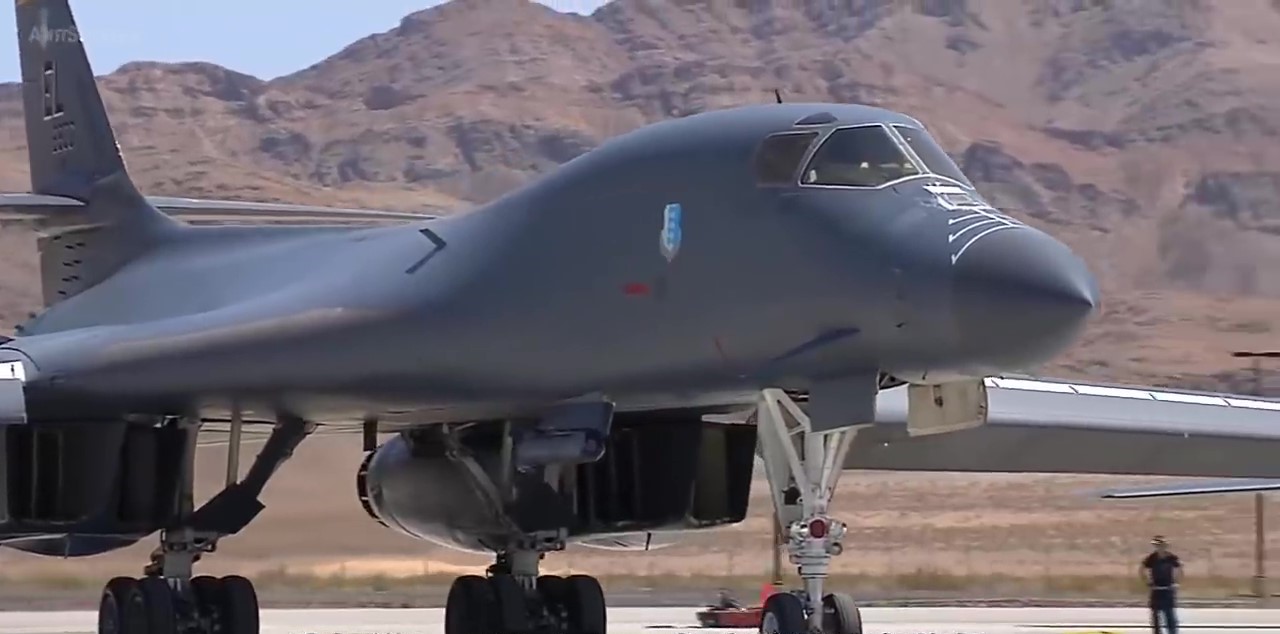 「运输机」国外媒体称轰20为红色B2，准确消息称今年将首次飞行。军迷们蹲了三天三夜。