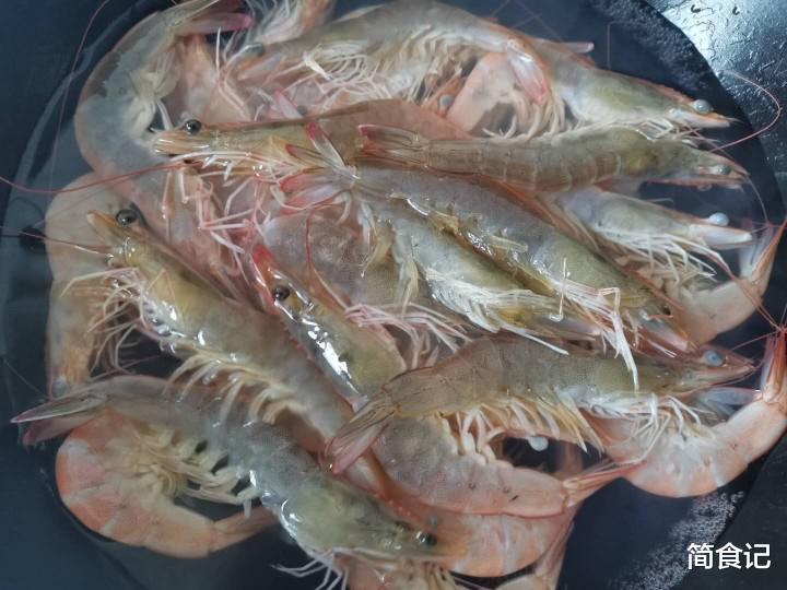 ：煮虾时，到底用热水还是冷水？原来一直做错，难怪肉质老，腥味重