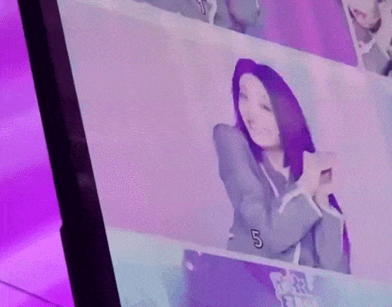 极简|喻言不愧是变脸大师，录制主题曲时笑容甜美，暂停后瞬间变冷漠脸