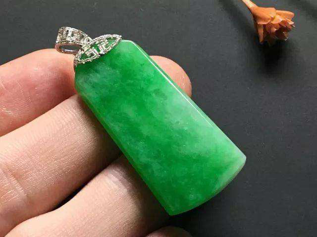 翡翠|行家都会看走眼的翡翠四种仿冒石：水沫子，不倒翁，莫子石，昆究