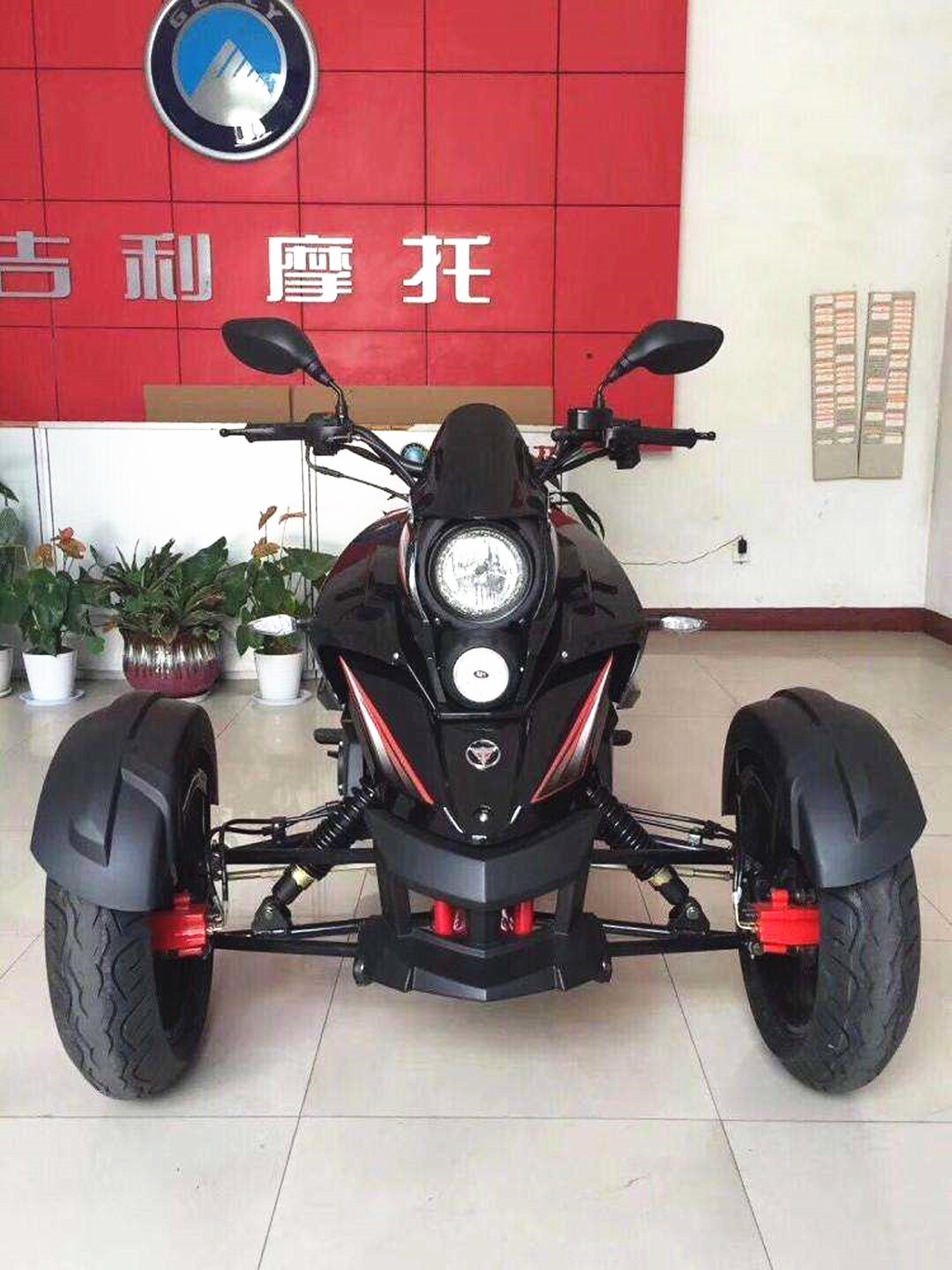 吉利|吉利打造倒三轮摩托!仅售1.48万,油箱15L,外观不输庞巴迪