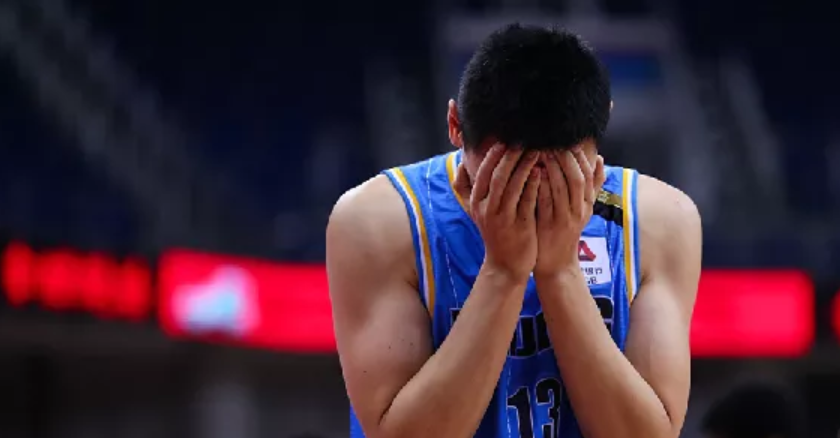 轿车|真皮!杜锋赛后摸球霸脸蛋,打断朱总打电话,演讲:准备更难的挑战!