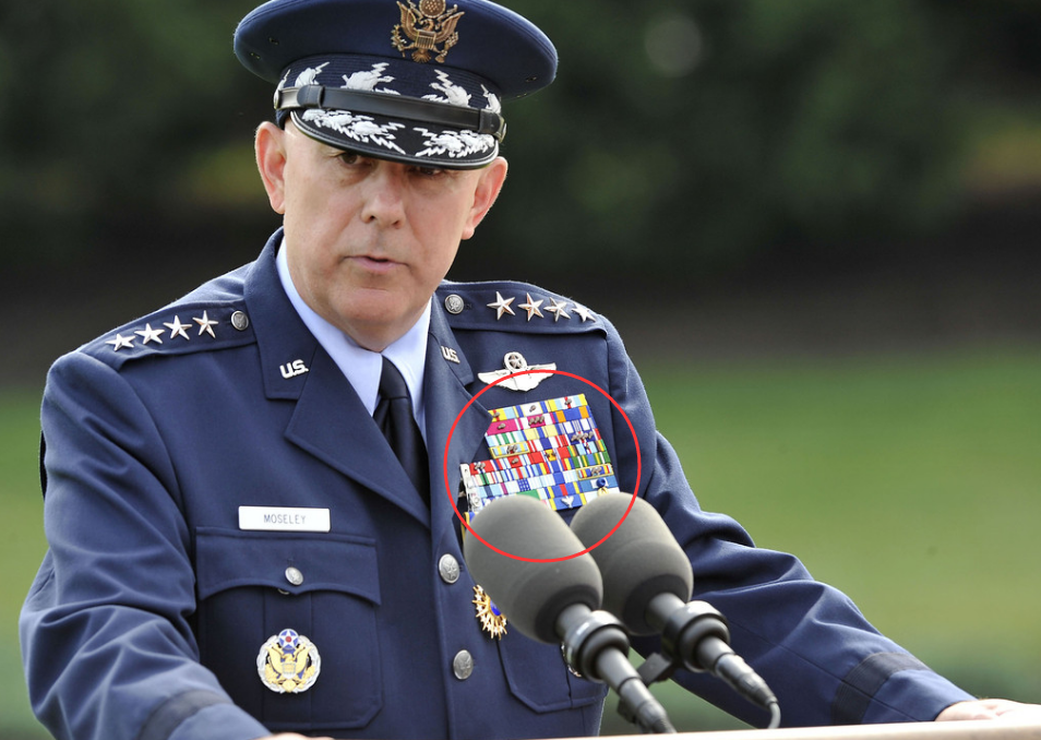 『中美』终于明白军装左胸的“马赛克”到底是什么？中美差别原来这么大