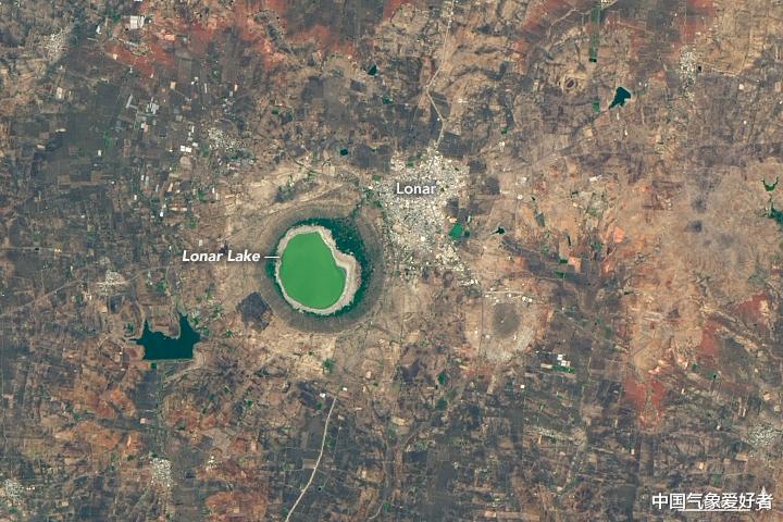 「印度」自然奇观?坏事前兆?印度湖泊一夜之间由绿变红,专家难以解释!