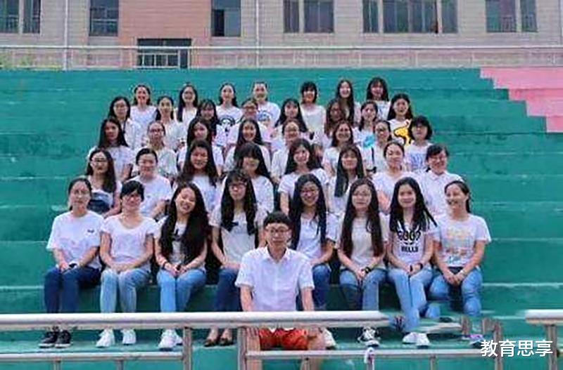 『』毕业照1男39女，唯一的男生4年不愿逃课，“人生巅峰”也不过如此