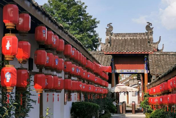牛肉面|国内名气较大的古城景区，小吃街一碗牛肉面仅需6块钱，太合适了