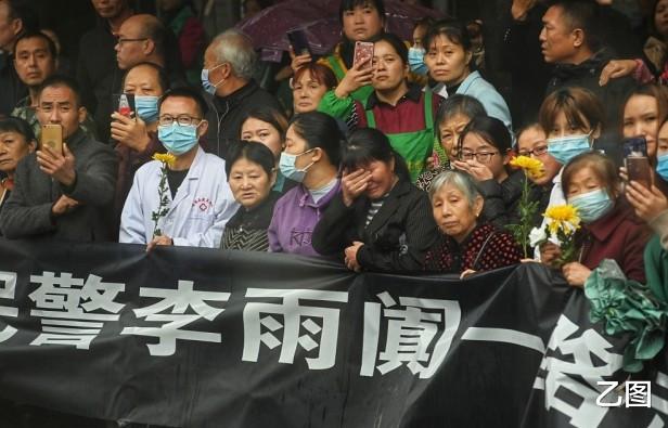 乙图|万人送别救人牺牲的民警,31岁尚未成亲,失独父母哭成泪人