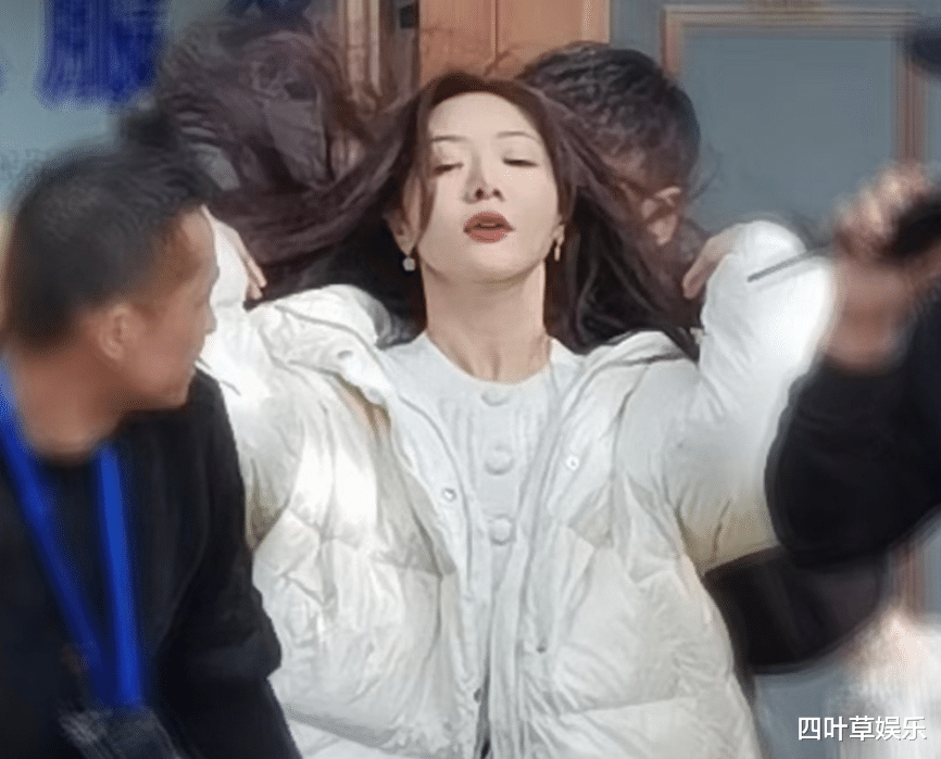 邓家佳|邓家佳被粉丝偶遇，路透生图曝光，颜值小清新，看到腿：筷子腿吧