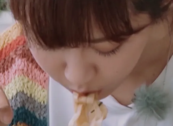 章子怡|章子怡吃泡面只吃4口,杨幂米线只吃一根,杨紫的却让人笑出鹅叫