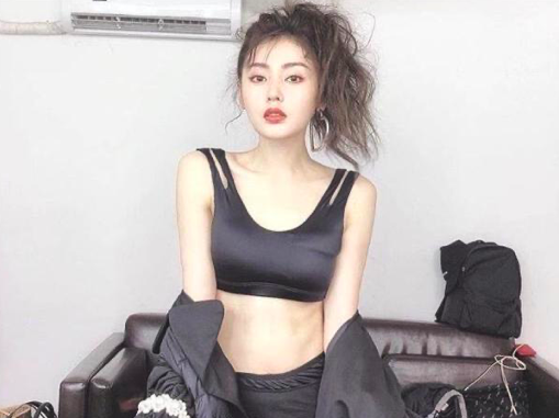 张天爱@张天爱被哥哥抱着模仿蜘蛛侠,哥哥手的位置不避嫌,果然是亲哥