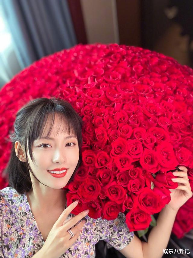 『张嘉倪』520告白日，张嘉倪隔空秀恩爱，艾特买超称花太大，拍照快累死了