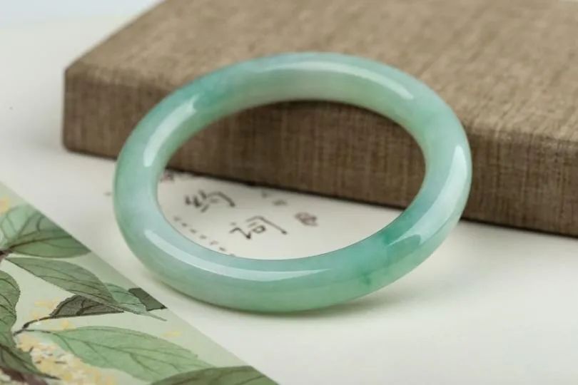 『钻石』为什么中国人爱翡翠，而西方人爱钻石？