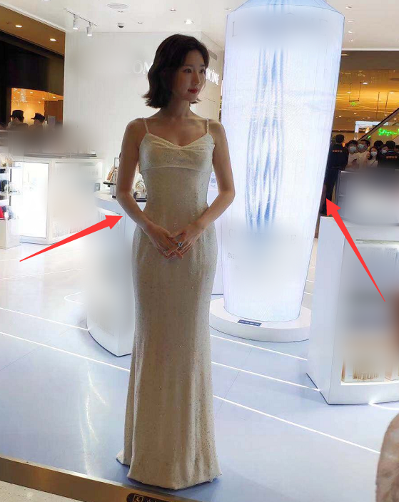 刘海|毛晓彤没了刘海越来越自信，站模型前看她腰围对比，女生都自闭了！