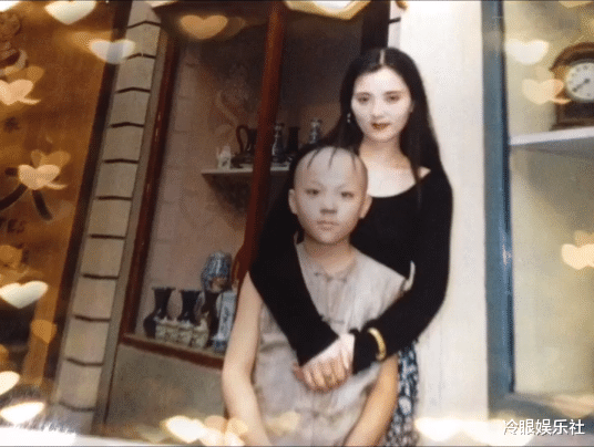 孟智超|“三毛”演员晒25年对比照,三毛变得越来越帅气,妈妈却老了