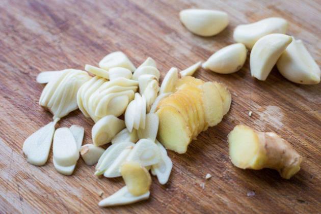 ##大蒜切片擦眉毛，生姜切片擦脚底，身体会有这些改变，不妨试一试！