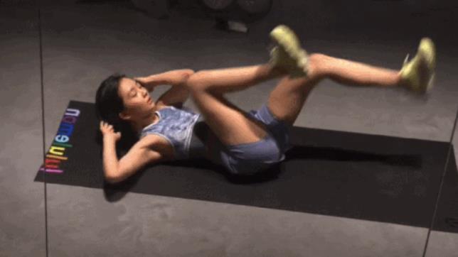 「黄磊」黄磊女儿穿露腰bra上热搜被骂：承认别人的孩子优秀，真的很难吗