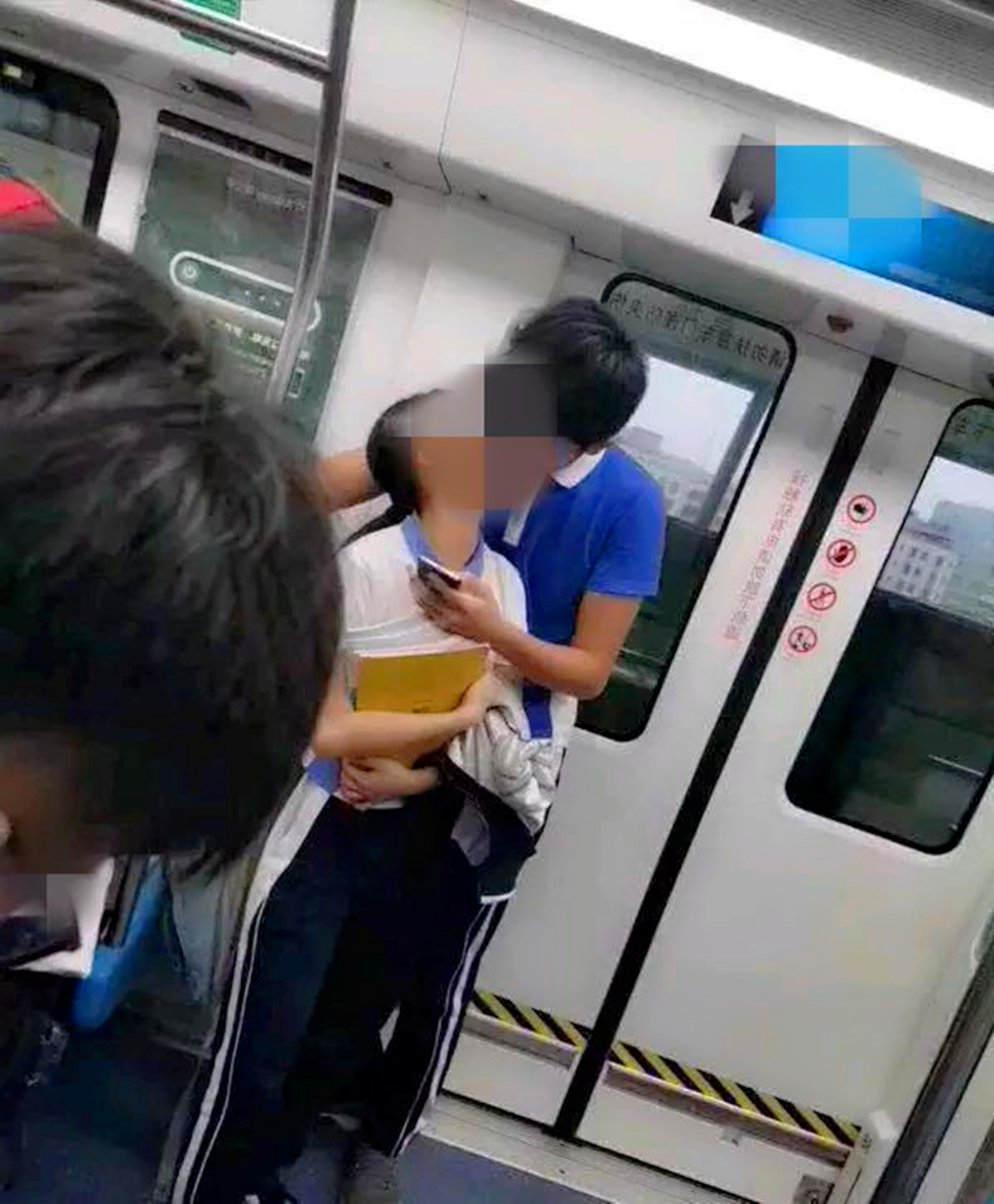 福州|两初中生当街做“无知行为”,引路人怒斥无用,性无知的祸有多可怕