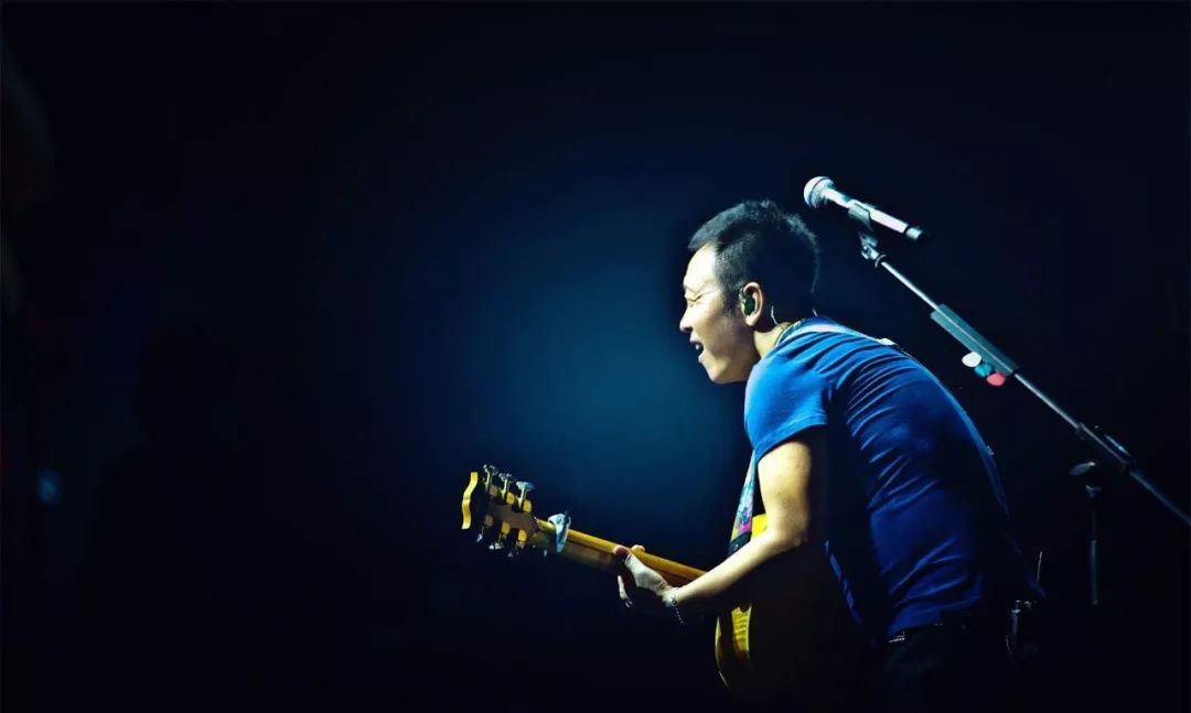 ##他是许巍，他是永远不会被人遗忘的自由诗人