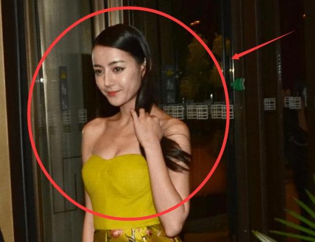 「迪丽热巴」迪丽热巴没出道前长啥样，看看这照片，杨幂眼光太毒了！
